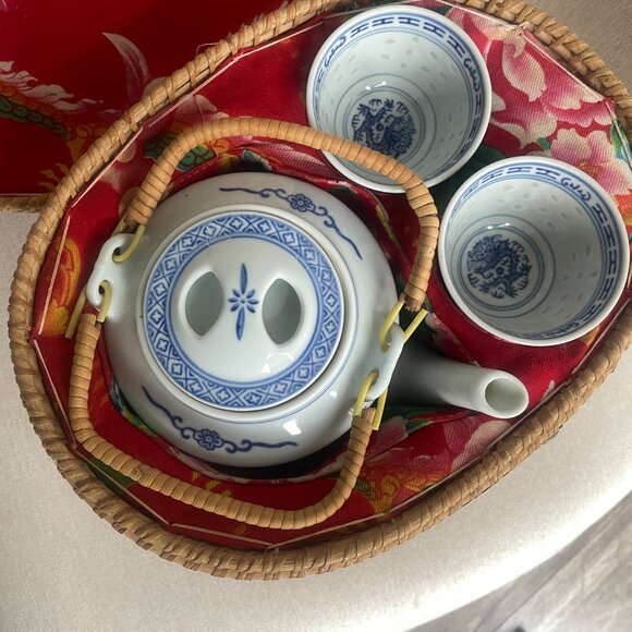 Vintage Picnic Tea Set: Tea Pot and Cups Blue White with Basket Dragon Design - Picture 5 of 8